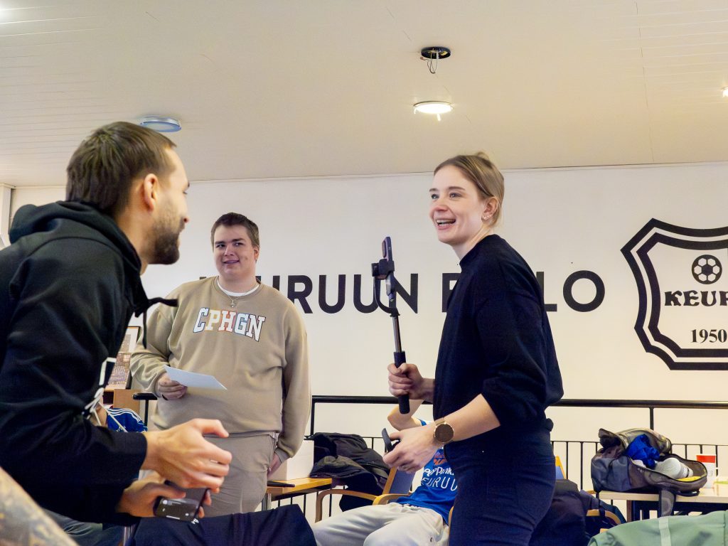 Miko, Päivi ja Leo kuvauksissa